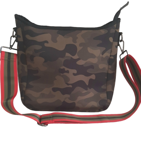Haute Shore Blake Soho Neoprene Camo Crossbody Bag Purse Green Adjustable Straps - Picture 4 of 14